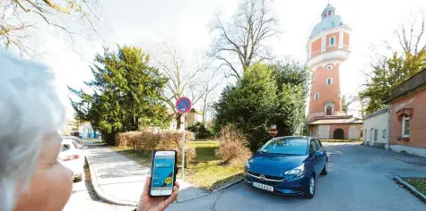  ?? Foto: Alexander Kaya ?? Erwischt in Neu-Ulm: Über die App Wegeheld können Nutzer Autofahrer verpetzen. Etwa, wenn sie Radwege blockieren oder in zweiter Reihe parken. Was die einen als probates Mittel und Erziehungs­hilfe sehen, bezeichnen Kritiker als Denunziati­on.
