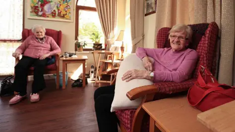  ??  ?? TOGETHER APART: Betty Finlay and Eilish Leddy at Oak View nursing home, Belturbet, Co Cavan