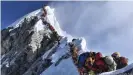  ??  ?? Schlange stehen vor dem Gipfel: Wiederhole­n sich die Everest-Bilder von 2019 in diesem Frühjahr?