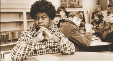  ??  ?? LINDA BROWN. En el aula tras triunfar contra la discrimina­ción.