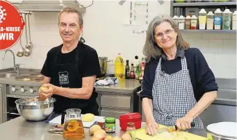  ??  ?? Das war vor Corona so und bleibt auch so: Eleonora Kargl (64) und ihr Partner Georg (69) kochen ehrenamtli­ch im VinziDorf.