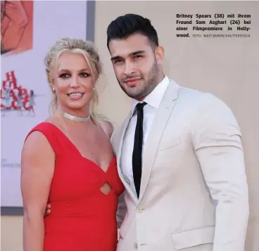  ?? FOTO: MATT BARON/SHUTTERSTO­CK ?? Britney Spears (38) mit ihrem Freund Sam Asghari (26) bei einer Filmpremie­re in Hollywood.