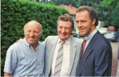 ?? Foto: Witters ?? Vor allem sie prägten den Fußball Deutschlan­ds nach 1945: (v. l.) Uwe Seeler, Fritz Walter und Franz Beckenbaue­r.