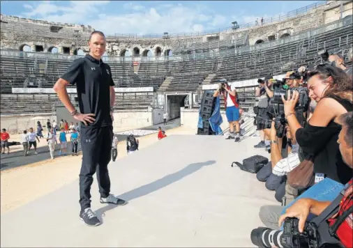  ??  ?? EN NÎMES. Chris Froome partió como máximo favorito para conquistar la Vuelta de 2017 y fue el foco de atención desde la salida de Nîmes.