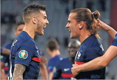  ??  ?? Lucas y Griezmann celebran el gol de Francia ante Alemania.