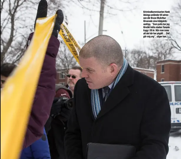  ?? Foto: AP ?? Kriminalko­mmisarien Hank Idsinga anländer till adressen där Bruce McArthur förvarade sina trädgårdsv­erktyg. ’’Som polis har jag försökt hålla staden Toronto trygg i 30 år. När man inser att det här har pågått… Det gör mig arg’’, säger han.