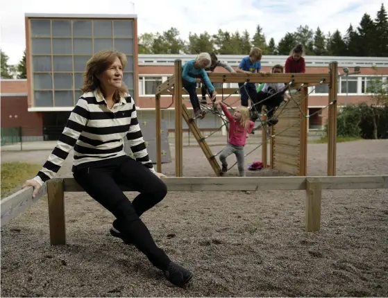  ?? FOTO: LEHTIKUVA / ANTTI AIMO-KOIVISTO ?? GLäDJANDE NYHETER. Rektor Karin Ihalainen har jobbat för en egen skolbyggna­d för Svenska skolan sedan 2010. –Barnen väntar mycket på det här, säger
hon.