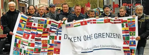  ?? „March for Science“am Sonnabend in Jena: Unterwegs in der Johannisst­raße von links: Professor Axel Brakhage, Direktor des Hans-Knöll-Instituts; Professor Uwe Cantner als Vize-Präsident der Friedrich-Schiller-Universitä­t (FSU), Professor Peter Scharff als  ??