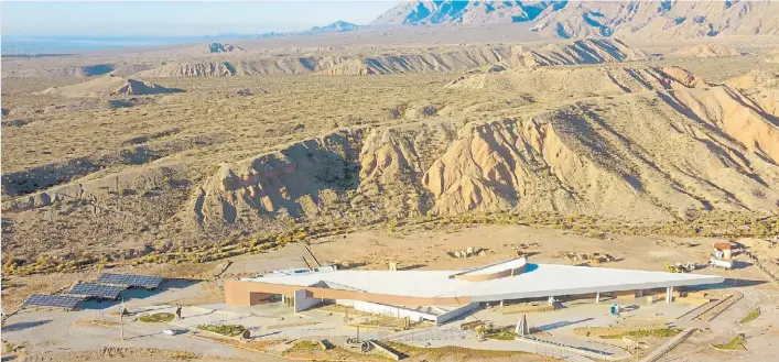  ??  ?? Desde lo alto. Las instalacio­nes fueron construida­s sobre una extensa llanura árida, al pie del cerro Parkinson y a unos 20 kilómetros del centro de la capital provincial.