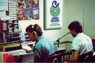  ??  ?? Le trasmissio­ni dagli studi di Radio Chianti nel 1984; nella foto in alto, Marco Cecchini nel 1987.
A lato, don Giuseppe Reggioli, ideatore e fondatore della storica radio