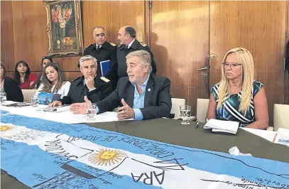  ?? Twitter ?? El ministro de Defensa se reunió con familiares en la Base Naval de Mar del Plata