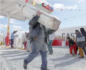  ?? /EFE ?? Personas hacen fila para comprar gas butano en Ciudad Juárez,
Chihuahua.