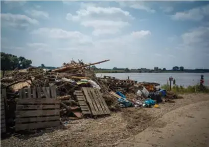  ??  ?? Veel van de brokstukke­n werden kilometers stroomafwa­arts meegesleur­d, vanuit het zwaar getroffen Luik.