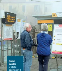  ??  ?? Nuovi pontili E’ stato aperto ieri il nuovo terminal di piazzale Roma (a destra e sinistra foto Vision) con il sindaco Luigi Brugnaro (foto twitter) a fare il test