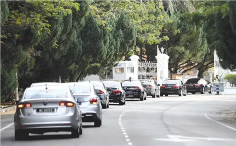  ?? - Bernama photo ?? The vehicle carrying the Prime Minister was seen entering Istana Abdulaziz at about 4.40 pm yesterday, accompanie­d by security forces and a number of official vehicles of the Pahang state government.