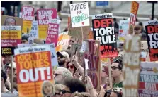  ?? (Photo AFP) ?? Un nouveau mouvement de protestati­on a été organisée hier à proximité du , Downing Street.
