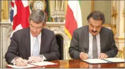  ??  ?? وكيل وزارة الخارجية خالد الجارالله والوزير البريطاني هيو روبرتسون أثناء التوقيع على الاتفاقية