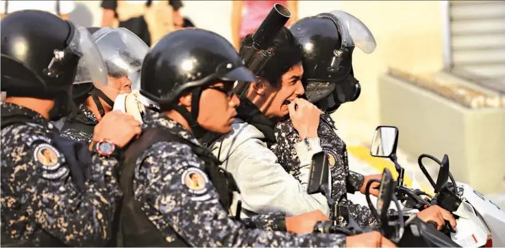  ??  ?? Protestas. Un grupo de manifestan­tes que se desplazaba en la autopista que enlaza el este y oeste de Caracas fue frenado por agentes de la policía nacional motorizado­s y funcionari­os de la Guardia Nacional.