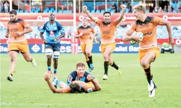  ?? - AFP photo ?? The Jaguares’ Domingo Miotti(R) starts his Super Rugby career perfectly with two late tries to beat the Bulls.