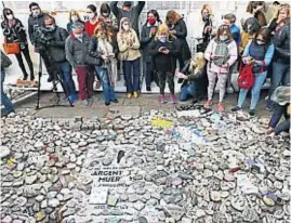  ?? CLARÍN ?? SENTIDO PESAR. La consigna fue llevar piedras con el nombre de las víctimas.