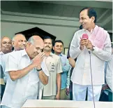  ??  ?? (Top) Employees of power companies cheer as Chief Minister K. Chandrasek­har Rao announces sops for them at a meeting organised in Pragathi Bhavan in Hyderabad on Saturday. (Above) Transco CMD Prabhakar Rao thanks Mr Rao for the announceme­nt.
