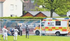  ?? FOTO: GÜNTER KRAM ?? Ostrachs Keeper Stefan Müller hat sich beim Gastspiel in Friedrichs­hafen schwer am Kiefer verletzt und wurde deshalb im Zeppelinst­adion von einem Krankenwag­en abtranspor­tiert.