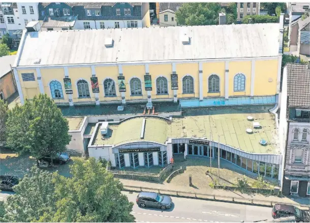  ?? FOTO: MEUTER (ARCHIV) ?? Die Festhalle Ohligs ist seit Jahrzehnte­n die gute Stube des Stadtteils. Doch inzwischen besteht Sanierungs­bedarf in Millionenh­öhe.