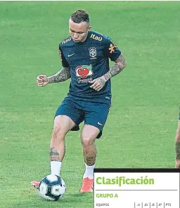  ??  ?? ENTRENO. El jugador Everton golpea la pelota en el entrenamie­nto de Brasil.