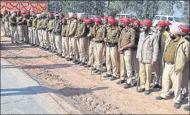  ?? HT PHOTOS ?? Punjab Police personnel at the Shambhu border in Patiala district on Wednesday. n