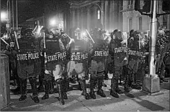  ?? LUKE SHARRETT/THE NEW YORK TIMES ?? State police advance toward protesters violating a curfew and refusing to disperse Monday in Louisville, Kentucky.