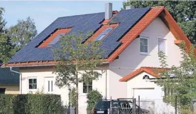  ?? FOTO: DPA ?? Solarmodul­e auf dem Dach sind beliebt. Experten raten zur Kombinatio­n von Solartherm­ie- und Photovolta­ikanlagen. Die Module allein auf dem Dach lohnen sich ihnen zufolge meist nicht.