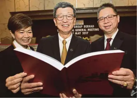  ?? PIC BY ASWADI ALIAS ?? LBS Bina managing director Tan Sri Lim Hock San (centre), executive director Datuk Cynthia Lim (left) and executive director Datuk Alan Chia Lok Yuen at the firm’s annual general meeting in Petaling Jaya yesterday.