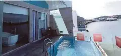  ??  ?? Setiap villa yang terdapat di resort ini dilengkapi kolam renang.