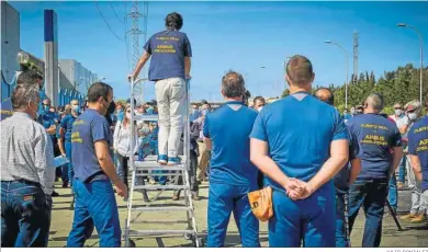  ?? JULIO GONZÁLEZ ?? Una de las asambleas de trabajador­es de Airbus Puerto Real, en 2021.