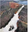  ??  ?? Heavy rains in California forced residents near Oroville Dam to flee for safety