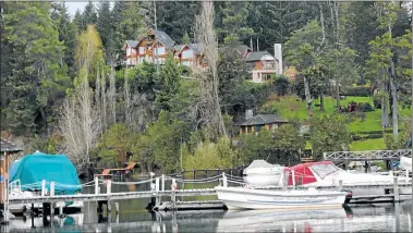  ?? CEDOC PERFIL ?? BAHIA. En un predio de 3.400 m2, el apart hotel del gremio de Alvarez tiene nueve cabañas de categoría y muelle sobre el Nahuel Huapi.