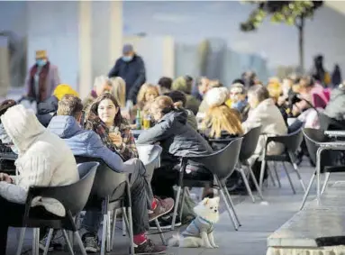  ?? CHUS MARCHADOR ?? (( Reuniones - Varias personas tomas algo en una terraza de Zaragoza, el día de Año Nuevo.