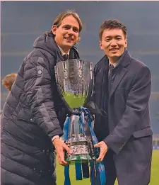  ?? GETTY ?? Sorrisi Steven Zhang, 30, e Simone Inzaghi, 46 con la Supercoppa