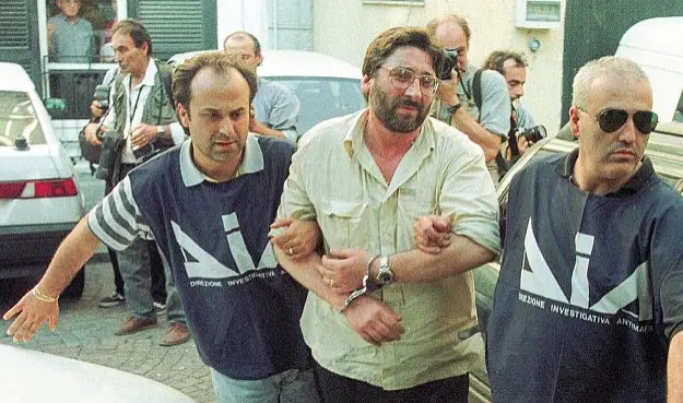  ?? ?? Ieri e oggi Francesco «Sandokan» Schiavone nel giorno del suo arresto l’11 luglio 1988
Nel riquadro una foto recente del boss