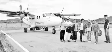  ??  ?? Healthcare volunteers arrive at Bario Airport.