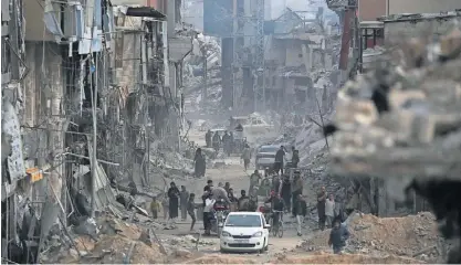  ?? ?? A destruição em Khan Yunis, de onde os israelitas retiraram.