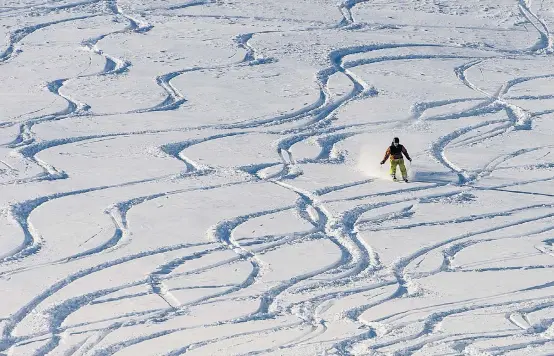  ??  ?? Spurensuch­e im Geschäft mit dem Winterspor­t: Weit mehr als die Hälfte der Brettln auf Österreich­s Skipisten ist mittlerwei­le geliehen.