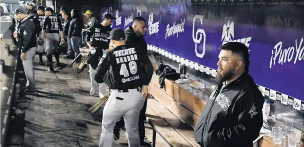  ?? JAVIER PADILLA (ENVIADO) ?? &gt;Los jugadores de Cañeros de Los Mochis lucen desconsola­dos tras caer en el tercer juego de las semifinale­s.