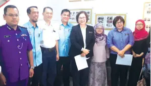  ??  ?? CHRISTINA (empat dari kanan) bersama tetamu majlis itu merakamkan gambar