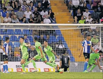  ??  ?? DESILUSIÓN. Arturo celebra el gol que supuso la segunda derrota seguida del Hércules en el Rico Pérez.