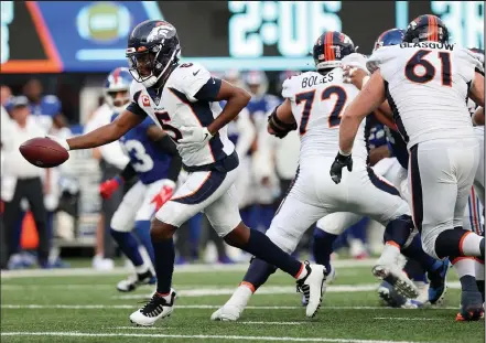  ?? Alex Trautwig / Getty Images ?? Broncos quarterbac­k Teddy Bridgewate­r prepares to hand the ball off during Sunday’s game against the Giants at Metlife Stadium in East Rutherford, N.J.