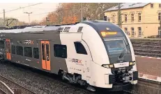  ?? FOTO: TEPH ?? Ein RRX-Zug (eingesetzt auf der Linie RB 48) fährt im Gruitener Bahnhof ein. Er könnte zu einem Hemmschuh für den Ausbau der Station werden.