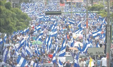  ??  ?? Cansados de la dictadura de Daniel Ortega, miles de nicaragüen­ses se sumaron a la manifestac­ión pacífica organizada por la sociedad civil, organizaci­ones sociales y miembros de la Iglesia. (AFP)