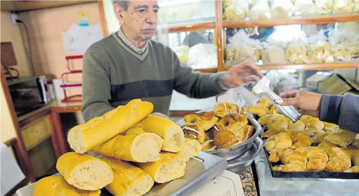  ?? DAVID FERNÁNDEZ ?? Panadería. En las de la zona sur de la Ciudad, como en este comercio de Barracas, el kilo de pan ronda los 50 pesos, mientras que en los barrios del norte llega a 60.