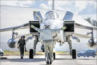  ?? DPA-BILD: BÄRWALD/BUNDESWEHR ?? Techniker der Bundeswehr nehmen ein Tornado-Aufklärung­sflugzeug nach einem Einsatz auf dem Stützpunkt in Incirlik in Empfang.